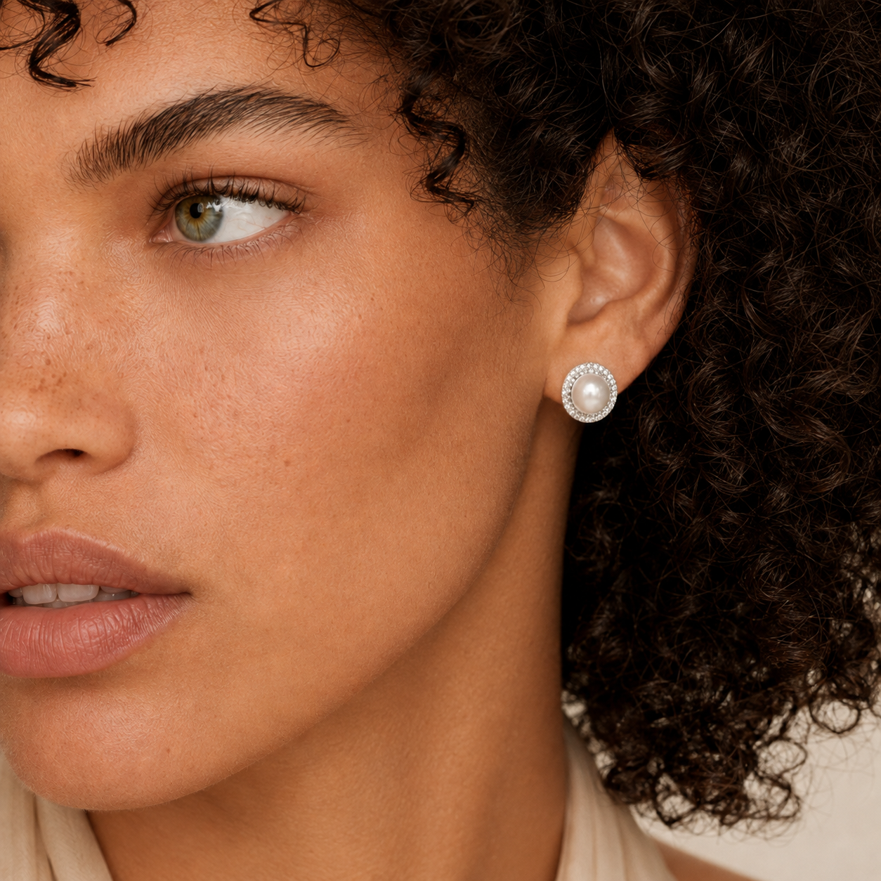 Lumière Pearl Stud Earrings
